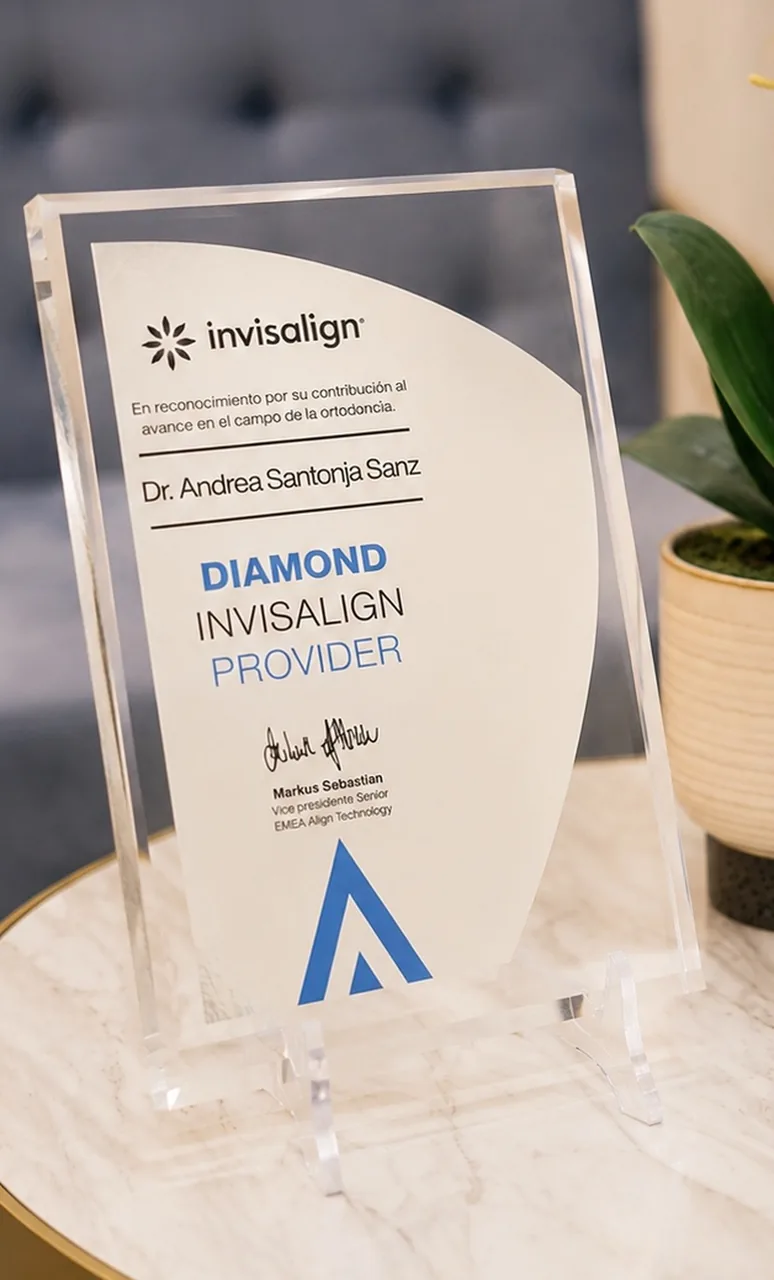 Dra. Santonja · reconocimiento Invisalign Diamond Apex La Dra. Andrea Santonja con el reconocimiento Invisalign Diamond Apex Provider por su experiencia en ortodoncia invisible