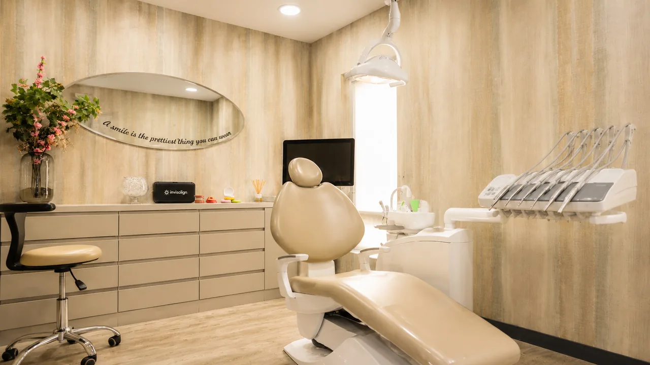 Gabinete dental de la clínica con sillón y equipamiento