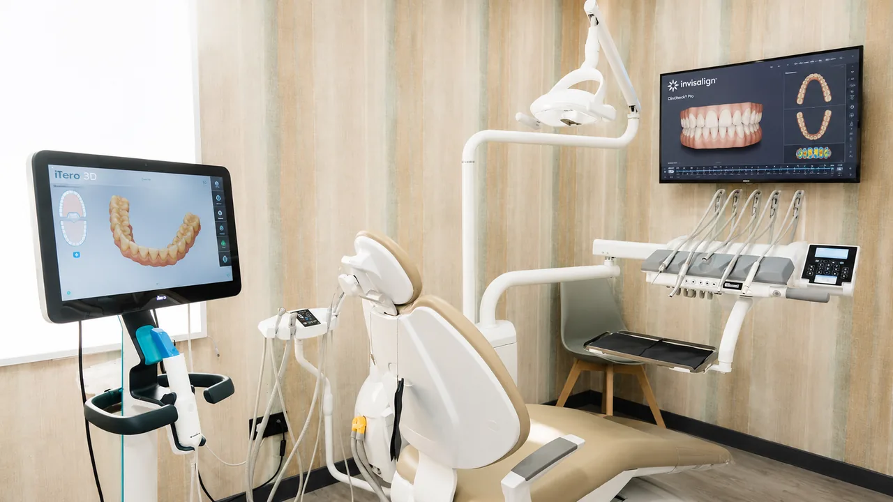 Gabinete con escáner iTero y pantalla de simulación 3D ClinCheck en la clínica