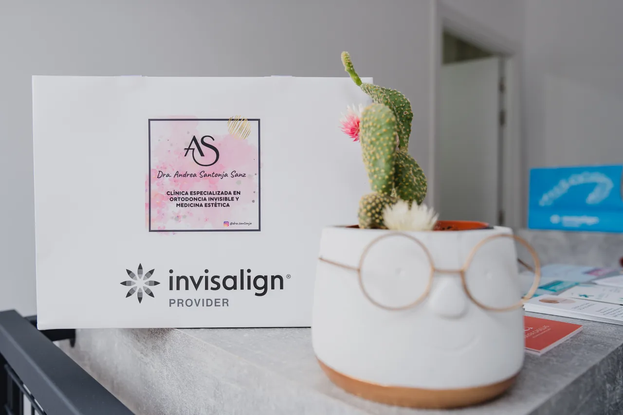 Recepción de Ortodoncia Santonja con la caja Invisalign Provider de la Dra. Andrea Santonja
