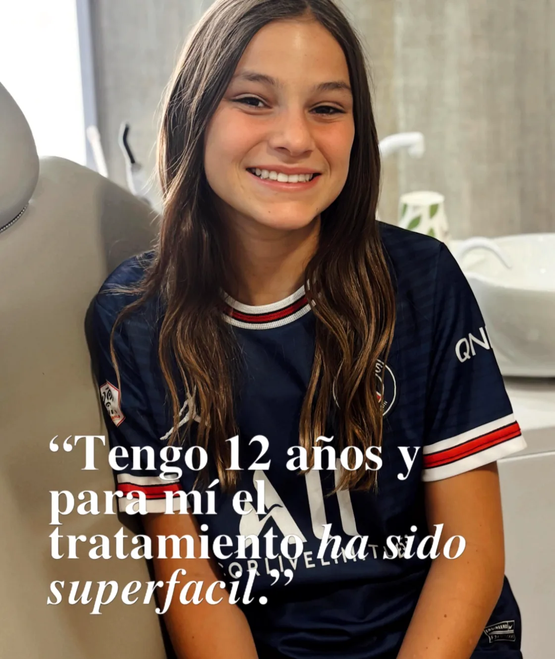 Paciente adolescente con camiseta de fútbol sonriendo: «Tengo 12 años y para mí el tratamiento ha sido superfácil»