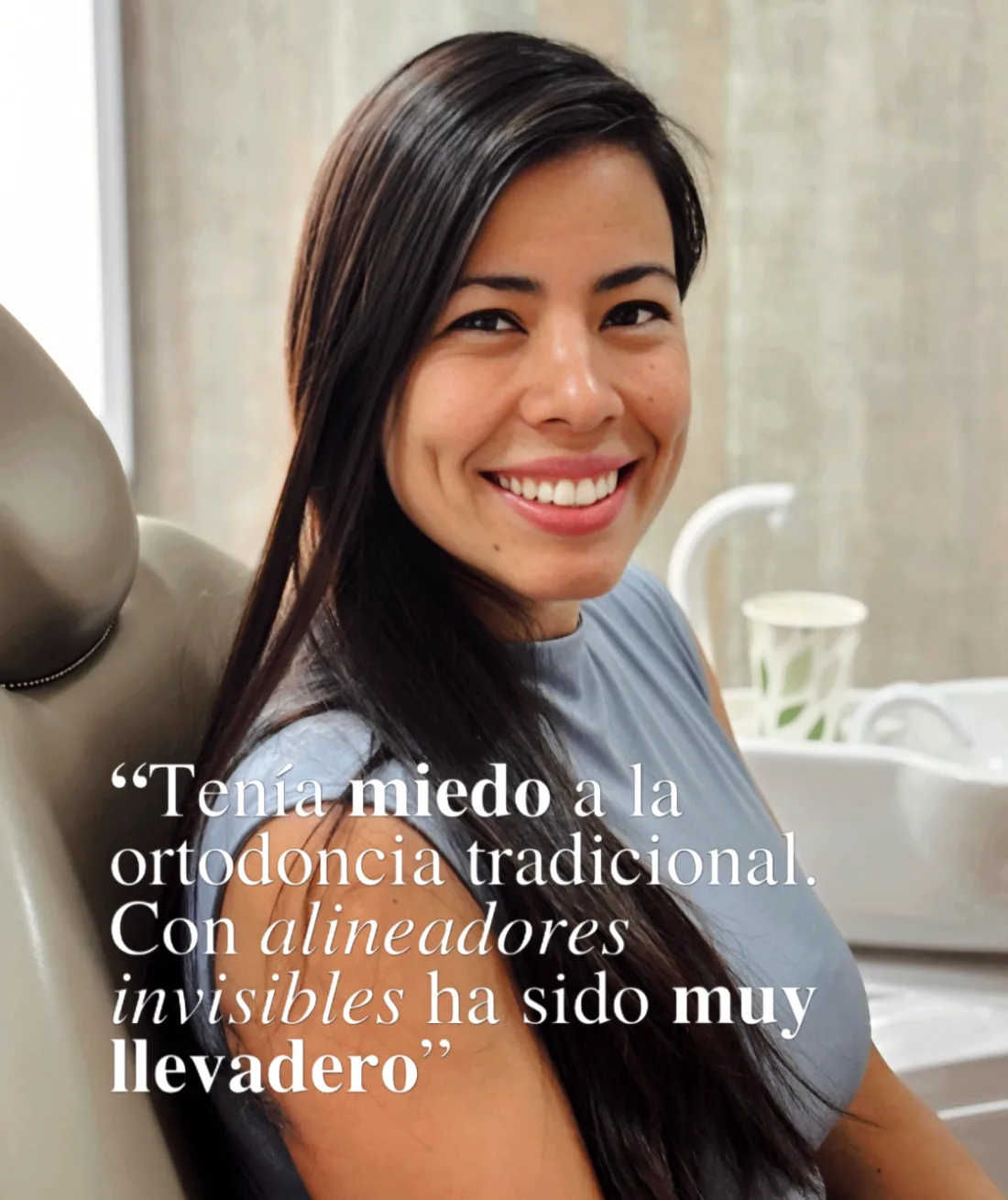 Paciente adulta sonriendo en la clínica: «Tenía miedo a la ortodoncia tradicional. Con alineadores invisibles ha sido muy llevadero»