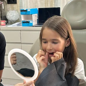 Niña en revisión de ortodoncia infantil en Las Rozas